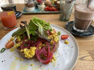 Toast ‘roerei’ with scrambled tofu at Blackbird in Bruges