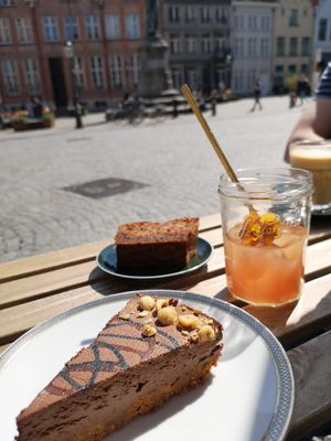Chocolatemousse cake, banana bread and biozisch at Blackbird in Bruges