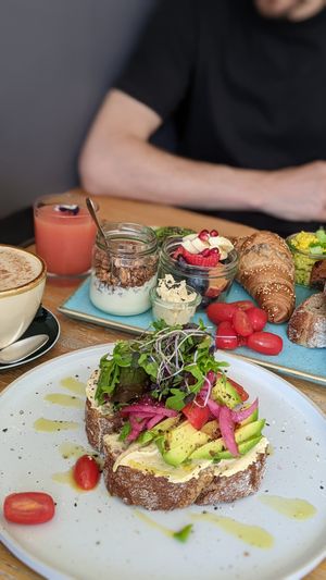 Avocado toast + brunch Blackbird at Blackbird in Bruges