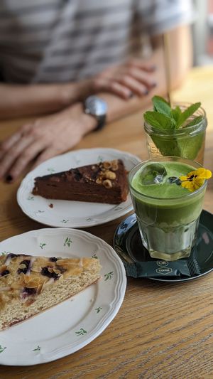Iced tea + iced matcha latte +  gâteau spéculos et chocolat + gâteau frangipane at Blackbird in Bruges