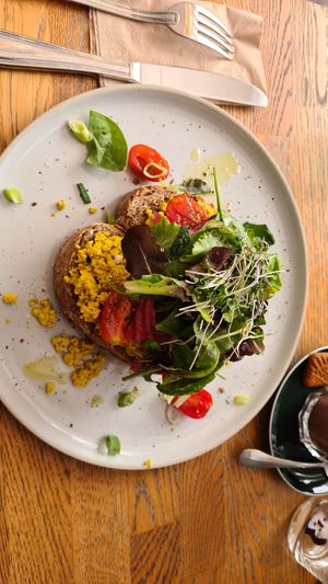 Tofu scrambled toast at Blackbird in Bruges