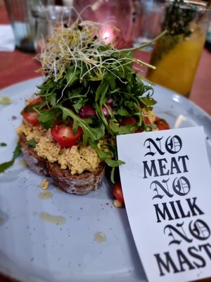 Toast with scrambled tofu - no meat no milk no master sticker at Blackbird in Bruges