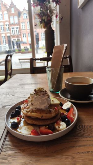 American pancakes & Kaffee Latte at Blackbird in Bruges