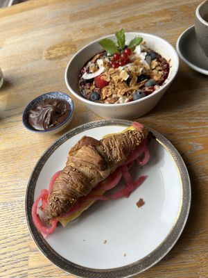 Croissant hamm & cheeze with pickled onion 6,90€
Peanutbutter & Jelly Oats 13,50€
Chocolate paste 1€
  at Blackbird in Bruges
