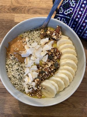 Mango matcha smoothie bowl  at GRØD -Torvehallerne in Copenhagen