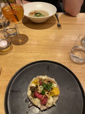 Vorspeisen (beide vegan): Pastinakencremesuppe und ein Blumenkohltartar  at Brunner in Schladming