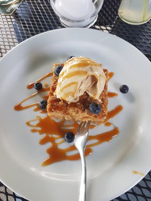 Pear and applecake with maple syrup amd caramel icecream at Ctyri Sestry in Kutna Hora
