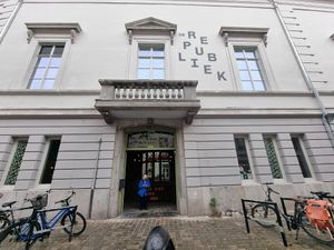 Front and entrance at De Republiek in Bruges