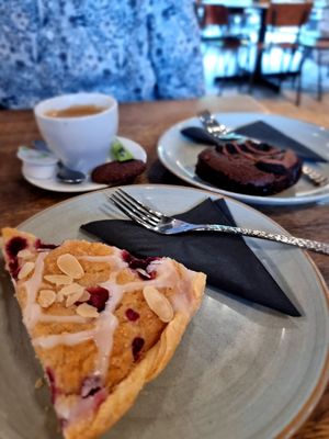 Caje and ciffee at De Republiek in Bruges