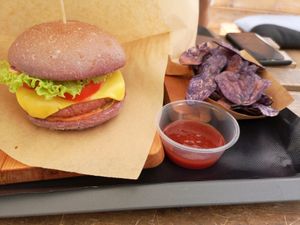 The amaze burger with purple potato chips and dip. 👍 at Organic Garden in Ljubljana