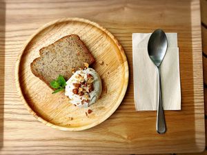 banana pound cake with vegan icecream at L for You in Tokyo