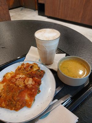 Vegan lasagne, pompoen tandoori soep en chai latte met havermelk at Foodmaker in Hasselt