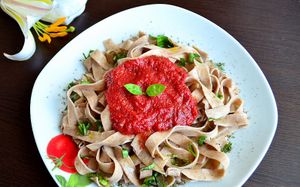 Tagliatelle with tomato sauce at Pofta de Verde in Constanta