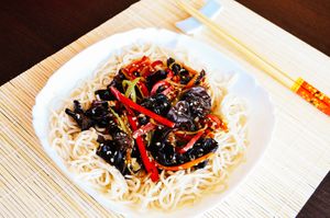 Legume la wok cu taitei de orez at Pofta de Verde in Constanta