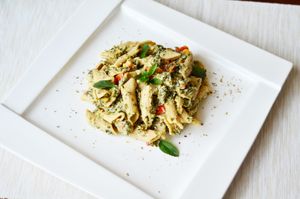 Penne cu sos alb, legume si spanac at Pofta de Verde in Constanta