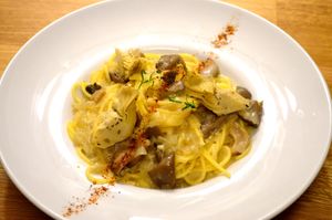 Vegan carbonara pasta at Pofta de Verde in Constanta