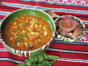 Mancarica de fasole ca la mama acasa cu muraturi homemade at Pofta de Verde in Constanta