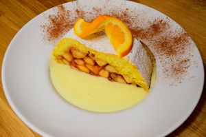 Strudel de mere cu sos de vanilie at Pofta de Verde in Constanta