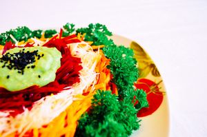 Salata de cruditati cu maioneza de avocado at Pofta de Verde in Constanta