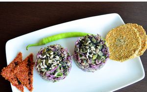 Salata de varza rosie cu maioneza de avocado si seminte at Pofta de Verde in Constanta