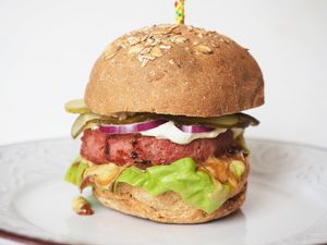 Burger vegan Beyond Meat at Pofta de Verde in Constanta