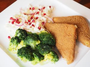 Casacaval vegan pane cu broccoli at Pofta de Verde in Constanta