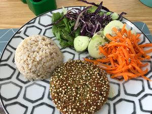 Hambúrguer de quinoa  at A Vegana in Portimao