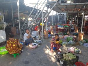Und die Mädels hier sind so lieb und fleissig at Thuan Chay Lao Nong in Phan Thiet