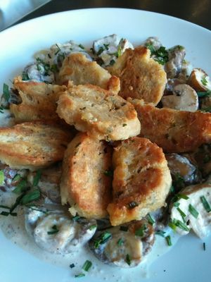 Angebräunte Knödel mit Rahm-Champignon Sauce at Schmeckerling in Munich
