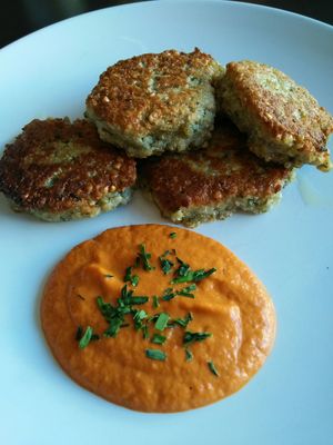 Buchweizen Bratlinge mit einer leckeren Sauce. Dazu gab's einen kleinen gemischten Salat. at Schmeckerling in Munich