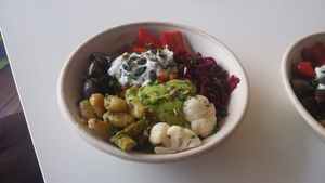 Take Away Bowl im Bagassebehälter. 100% abbaubar  at Schmeckerling in Munich