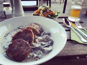 Semmelknödel in Schwammerlsauce at Schmeckerling in Munich