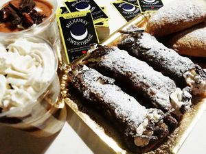 Cannoli, Golosini, Sfogliatelle 🖤💛 at Milkaway in Naples