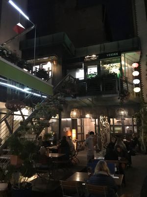 outside at night, much eating space at Good Morning Vietnam Vegan in Berlin