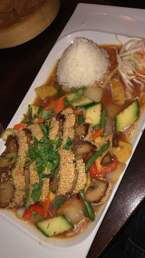 Fake Ente mit Wokgemüse at Good Morning Vietnam Vegan in Berlin