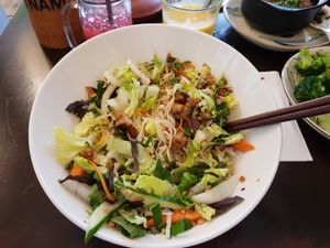 Nudeln mit karamellisiertem Tofu, Salat, Gemüse und vietnamesischen Kräutern at Good Morning Vietnam Vegan in Berlin