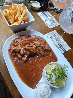 Vegan stew with fries and salad at Brouwerij Het Anker in Mechelen