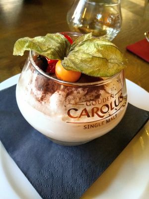 Vegan tiramisu with spéculoos & Gouden Carolus Single Malt whisky at Brouwerij Het Anker in Mechelen