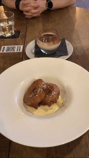 Vegan appel beignets en vegan speculoos tiramisu  at Brouwerij Het Anker in Mechelen