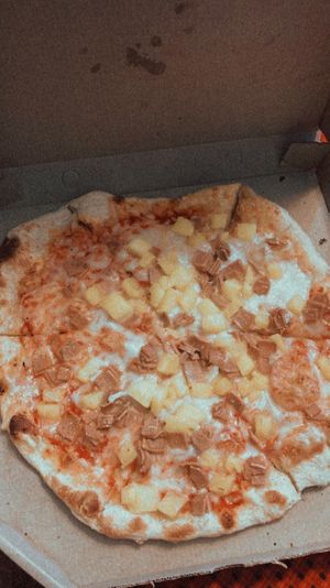 Pizza hawaiana vegana at Casa Lėlytė in Bogota