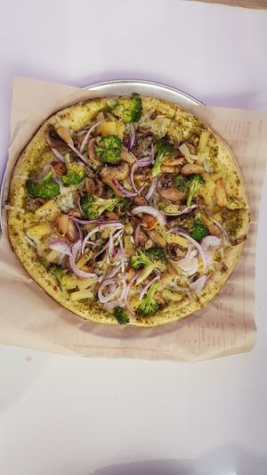 Custom pizza with vegan cheese at IAH - Blaze Pizza - TA in Houston