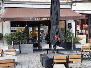 Front / outdoor seating at Ellis Gourmet Burger in Mechelen