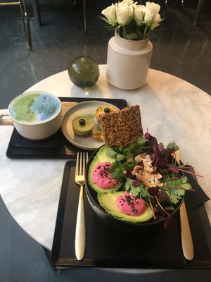 Spirulina latte with dessert and salad at Matcha Bar - Helgolandsgade in Copenhagen