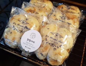 Vegan option: black olive bread at La Bonne Tarte in Seoul