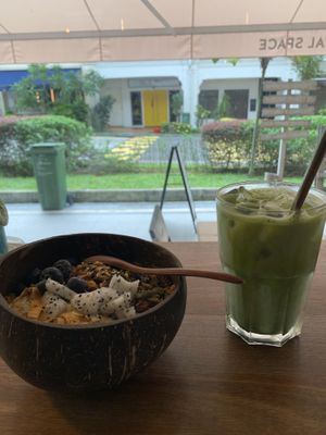 Smoothie bowl and matcha latte with oat milk (ask for the matcha latte without honey sweetener or tell them that you’re vegan when ordering!) #Veganuary at The Social Space - Chinatown in Central Singapore