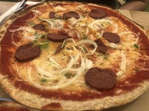 Chorizo vegano, cebolla, pimiento verde y queso vegano.  at La Cobija in Chiclana De La Frontera