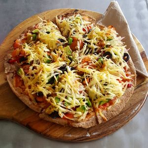 Veggie pizza/flatbread with vegan cheese at Wisdom Health Lab in Whitsunday