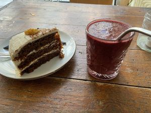 Carrot cake (very sweet and not enough carrot) and Purple rain smoothie (nice, but strong apple juice taste)  at BACKYARD in Rotterdam