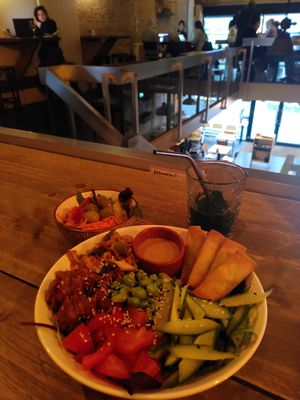 Workspot with green smoothie and Asian bowl with side salad at BACKYARD in Rotterdam