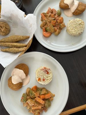 Mesa con comida   at Comedor Vegetariano Hare Krishna in Puebla